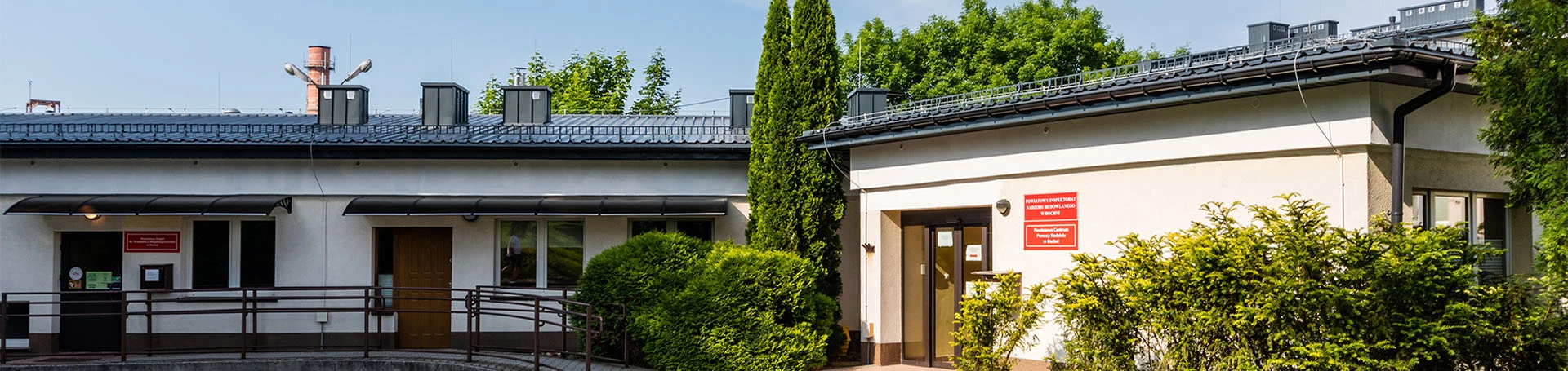 Parterowy budynek, widok z zewnątrz.